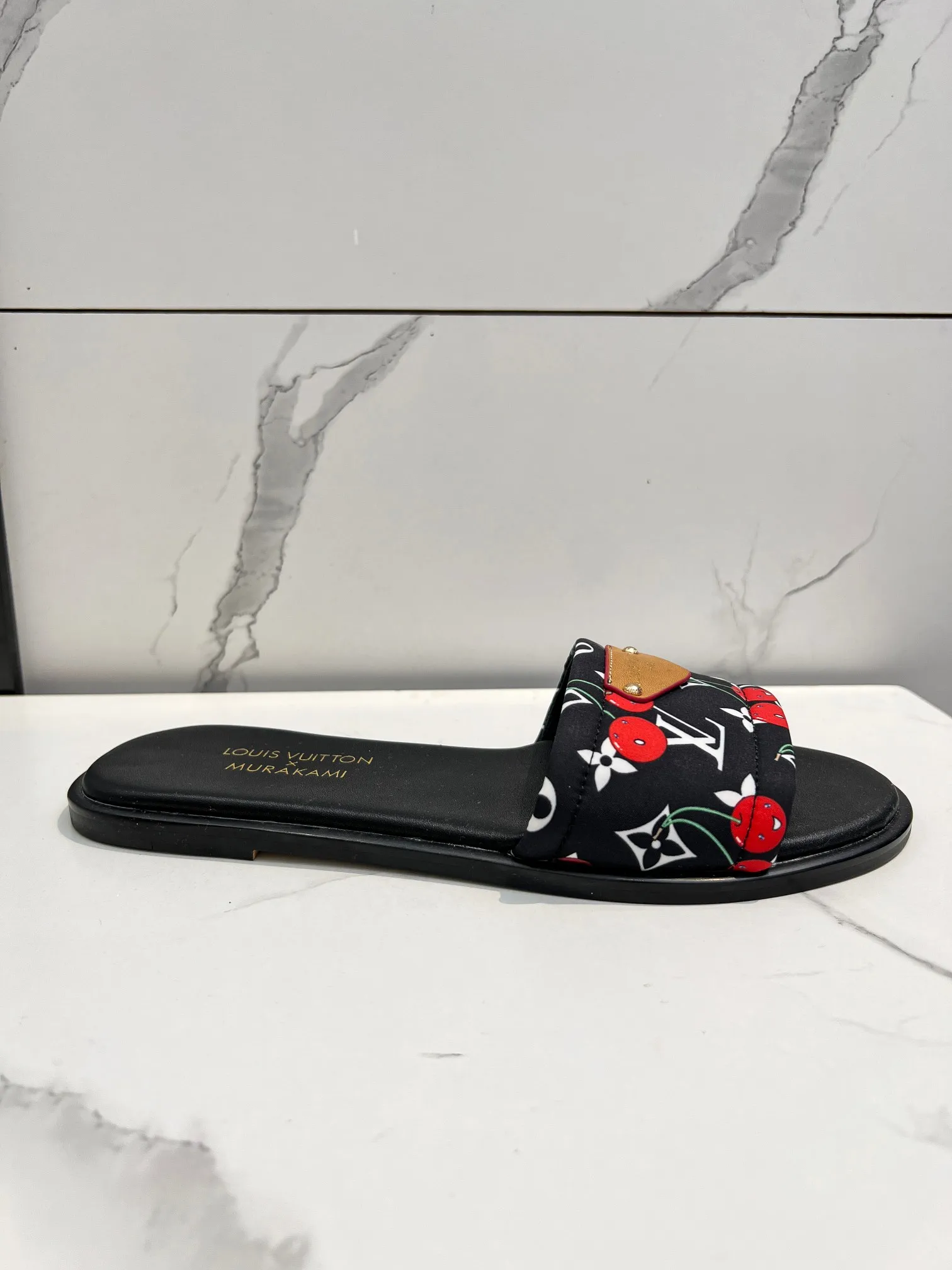 👟👟Ex-factory price 320👟👟 Genuine leather sole +40 Louis Vuitton, 1:1 advanced customization upper, fabric: customized LV special fabric, lining: sheepskin, original molding hardware, code number: 35-42, order with pictures, welcome to send pictures to place an order,